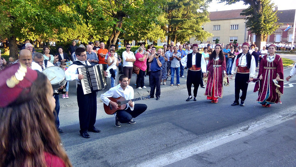 Održani 14. susreti povratničkih folklornih skupina u Okučanima