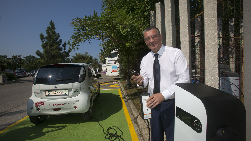 Župan Ževrnja pustio u rad prvu električnu punionicu automobila
