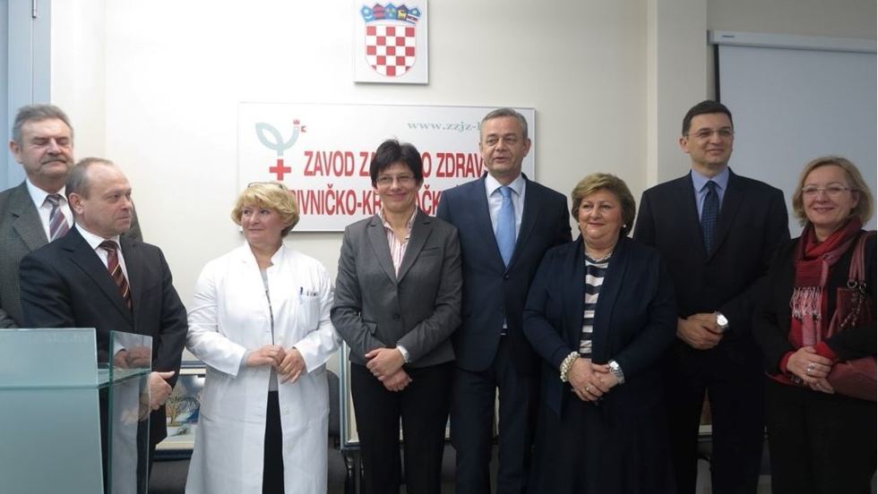 Župan Koren darovao umjetničke slike županijskim zdravstvenim ustanovama