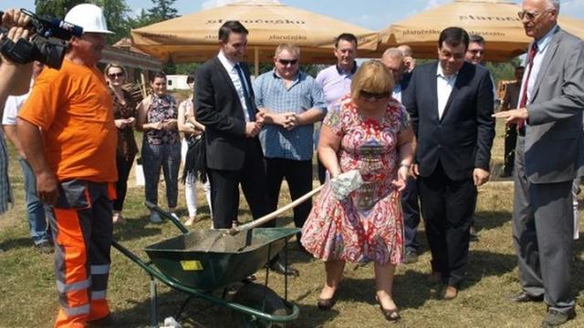 Župan Bajs s ministricom Mrak Taritaš položio kamen temeljac za gradnju novih bazena