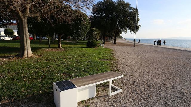 U Zadarskoj županiji postavljene solarne klupe