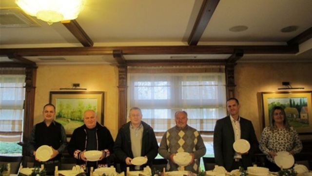 Župan Božo Galić uručio komplet autentično izrađenog posuđa članovima projekta „Okusi Srijema i Slavonije“