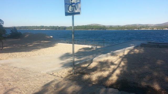 U Šibensko-kninskoj županiji plaža u uvali Minerska dobila rampu za invalide