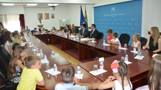 Sudionici Dječjeg festivala "Mali Split“ u posjeti Splitsko-dalmatinskoj županiji