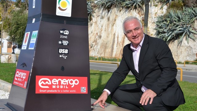 Župan Goran Pauk pustio u rad solarno stablo na šibenskoj rivi