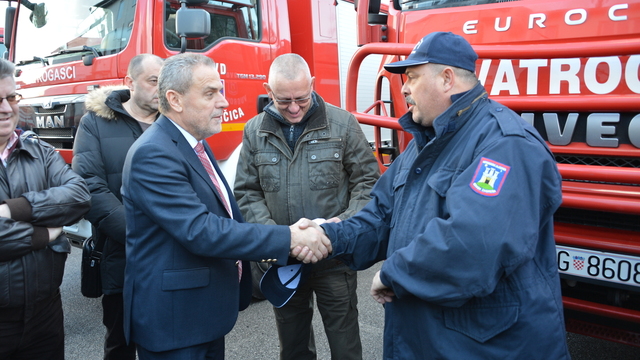 Primopredaja vatrogasnih vozila dobrovoljnim vatrogasnim društvima i Javnoj vatrogasnoj postrojbi Grada Zagreba