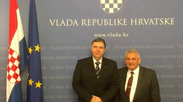 Karlovački župan Ivan Vučić  na potpisivanju ugovora u Vladi Republike Hrvatske