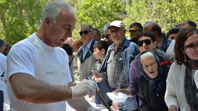 Župan Goran Pauk tradicionalno proslavio Praznik rada dijeleći porcije graha posjetiteljima