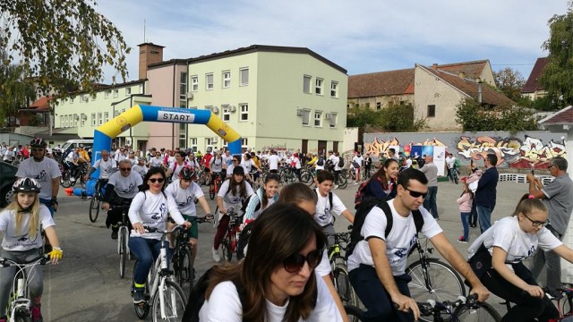 Više od 250 biciklista predvođenih ministricom Žalac krenulo je „Putem EU projekata“ od Vinkovaca do Vukovara
