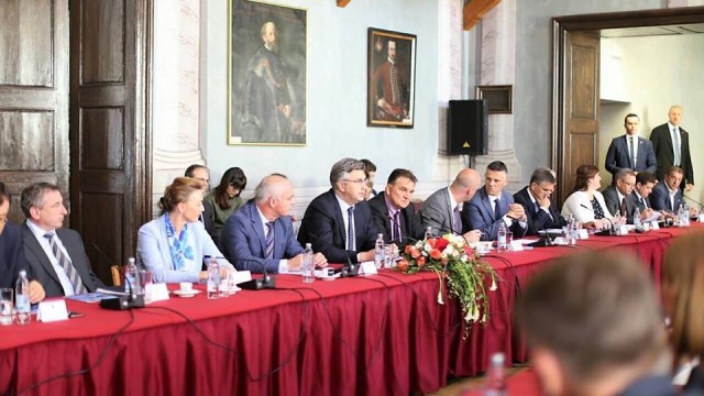 Predsjednik i članovi Vlade u Rijeci sa županima, predstavnicima Udruge gradova i Udruge općina